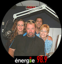 Mario Grenier, animateur  CHIK-FM de Qubec, accompagn d'Esther, changiste, Sofie et Jean de l'AQSA.