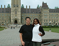 Maya et Jean face au parlement d'Ottawa.
